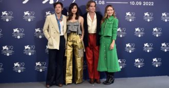 Copertina di “Dopo le scene di sesso sul set con una, andava in camporella con l’altra”: il triangolo tra Harry Styles, Olivia Wild e Florence Pugh infiamma Venezia 79