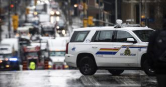 Copertina di Canada, 10 morti e 15 feriti in un attacco col coltello. La polizia dà la caccia a due fuggitivi. Trudeau: “Attacchi orribili e strazianti”