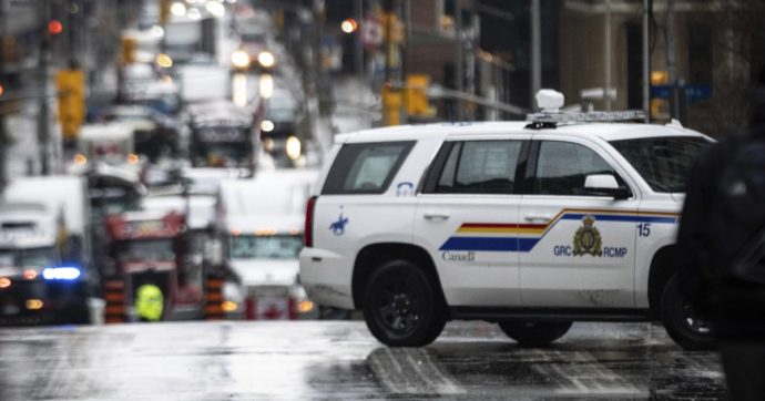 Canada, 10 morti e 15 feriti in un attacco col coltello. La polizia dà la caccia a due fuggitivi. Trudeau: “Attacchi orribili e strazianti”