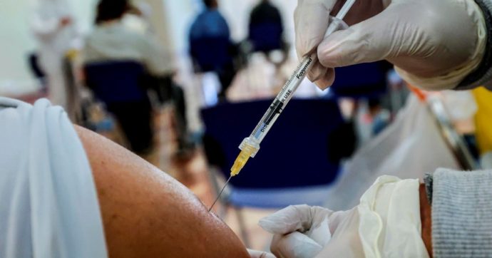 L’anti-Omicron è  già arrivato, ma è uguale al vaccino vecchio