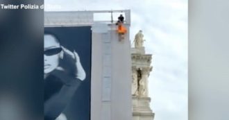 Copertina di Salvataggio da film a Venezia: una donna tenta di lanciarsi nel vuoto, l’agente di polizia la afferra al volo per il braccio (video)