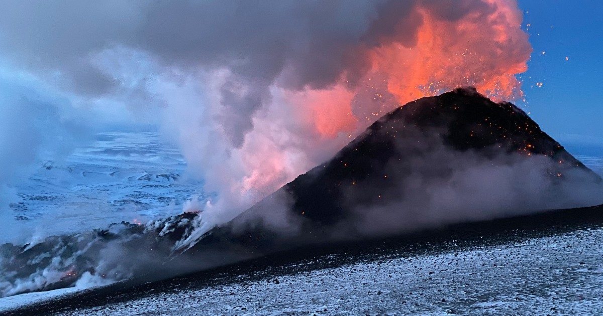 Tentano di scalare il vulcano della Kamchatka ma precipitano nel vuoto da 4 mila metri: morti otto alpinisti