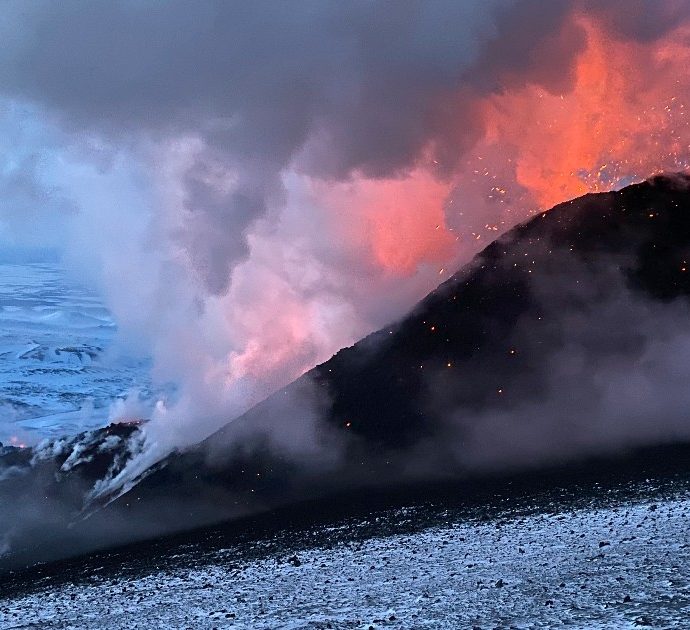 Tentano di scalare il vulcano della Kamchatka ma precipitano nel vuoto da 4 mila metri: morti otto alpinisti