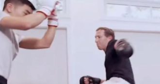 Copertina di Mark Zuckerberg pubblica il video del suo match contro un campione di Mma: “Mi piace combattere”. Conor McGregor commenta così – VIDEO