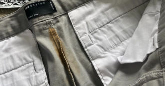 Copertina di Compra dei pantaloncini online ma gli arrivano a casa macchiati e con un odore inconfondibile: la denuncia della giornalista contro Asos