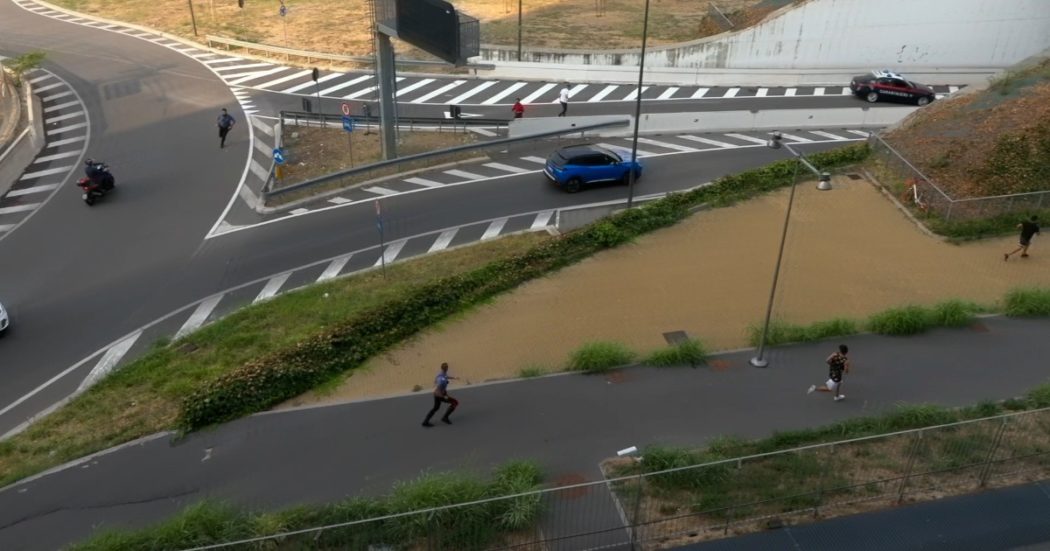 Inseguimento a Milano: l’auto dei fuggitivi si ribalta e loro scappano a piedi. I carabinieri fermano un uomo con calci e pugni