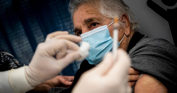 La quarta dose a over 60 e fragili, ma tutti potranno farla