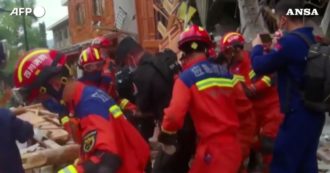 Copertina di Terremoto in Cina, i soccorritori estraggono una donna dalle macerie di un edificio devastato: le immagini dell’operazione