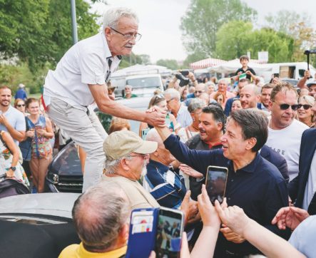 M5s, Conte ci prova a Milano, tra lavagne e spritz: “Non siamo solo Sud”