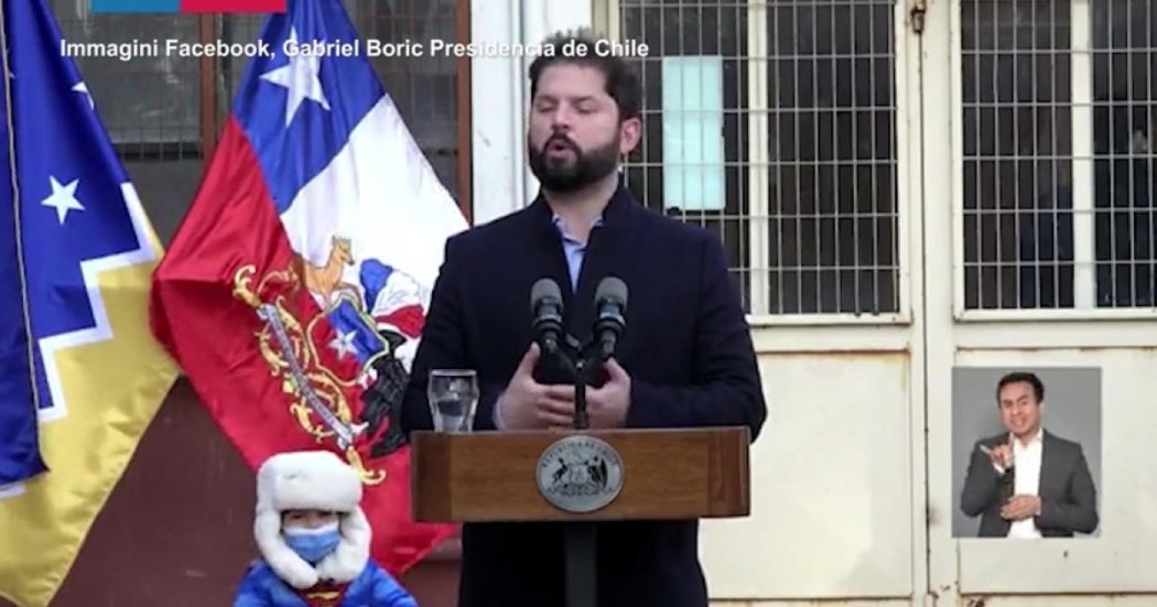 Bambino vestito da Superman “protagonista” del comizio del presidente del Cile: ecco l'”irruzione” in bici