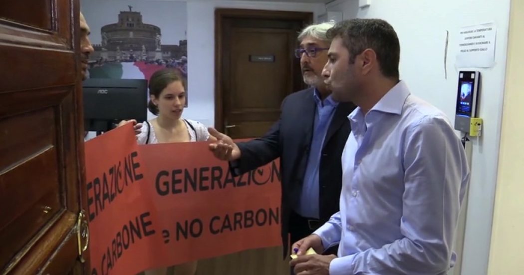 Ambiente, gli attivisti occupano la sede di Fratelli d’Italia a Roma e chiedono un incontro con Meloni – Video
