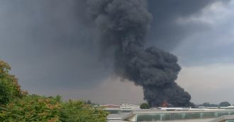 Milano, enorme incendio a San Giuliano: fiamme alte, esplosioni e fumo nero in un’azienda di smaltimento rifiuti pericolosi