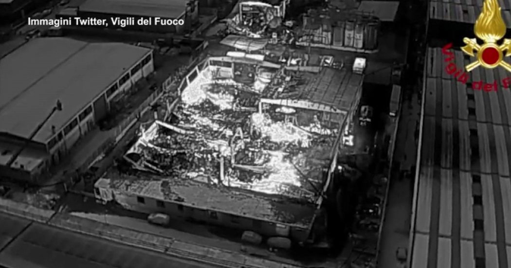 Incendio a San Giuliano Milanese, la ricognizione con i droni dei vigili del fuoco: le impressionanti immagini – Video