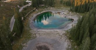 Copertina di Siccità, il lago di Carezza si “svuota”: poca acqua per la mancanza di piogge. E il livello si abbassa: le immagini impressionanti