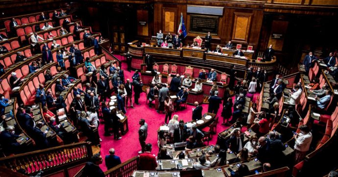 Ergastolo ostativo, i partiti affossano la legge: “Legislatura finita”. Protesta M5s in Senato