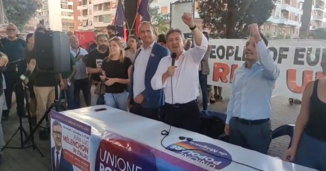 Mélenchon a Roma con De Magistris, incita la folla col pugno chiuso: “Resistenza, resistenza”. E loda il “movimento comunista italiano”