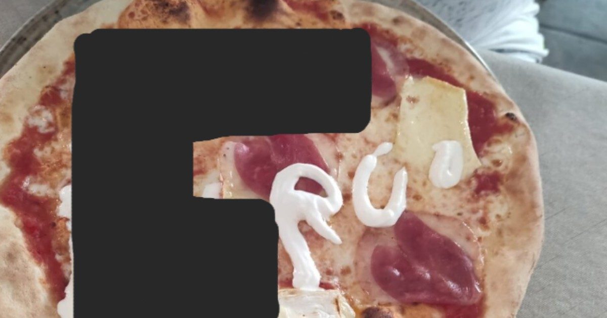 Ordina una pizza e arriva con una bestemmia: “*** ***co scritto sopra con la panna”. Il proprietario del locale: “Sono sconvolto