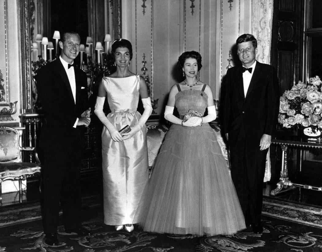 Foto d’archivio del 5 giugno 1961, mostra la regina Elisabetta e il principe Filippo che incontrano John Kennedy e la moglie Jacqueline a Buckingham Palace, Londra. ANSA / JFKLIBRARY.ORG