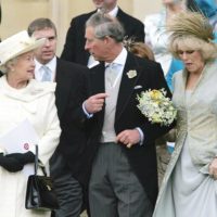 La regina Elisabetta, il principe Carlo e Camilla in una foto scattata a Windsor il 9 aprile 2005.ANSA/ALISTAR GRANT
