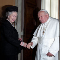 Papa Giovanni Paolo II e la regina Elisabetta in Vaticano, 17 ottobre 2000. ANSA / ALESSANDRO BIANCHI
