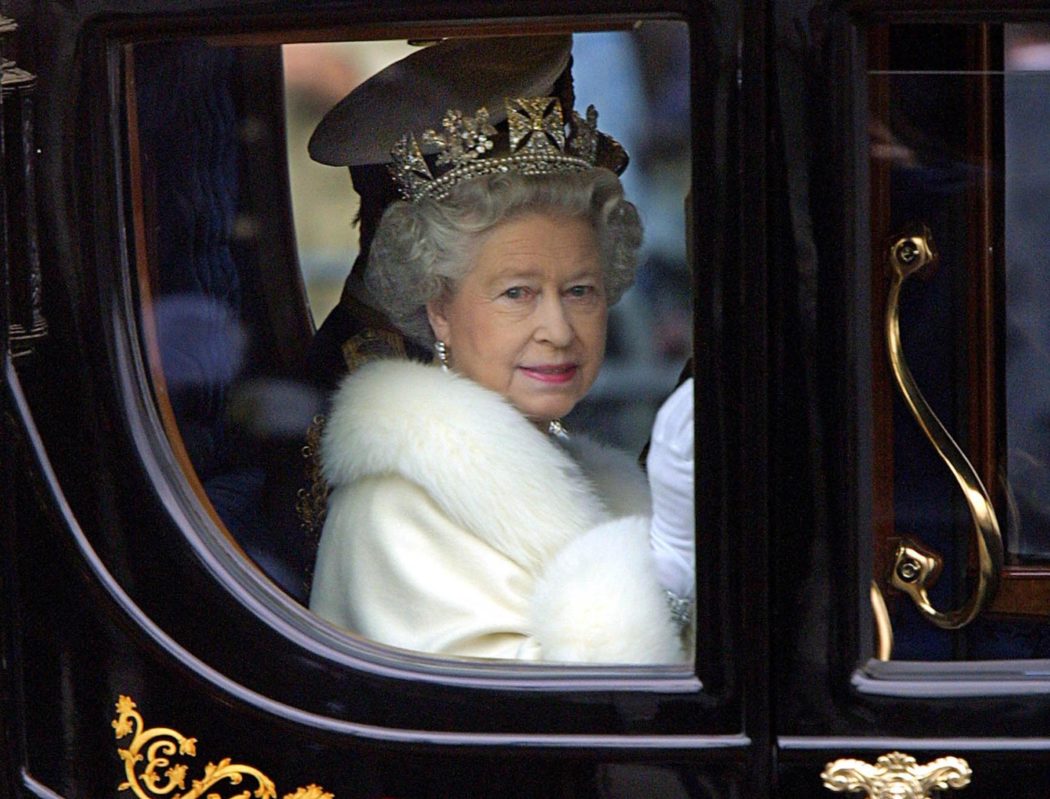La regina Elisabetta con la corona in carrozza a Londra, 6 dicembre 2000. ANSA / ODD ANDERSEN