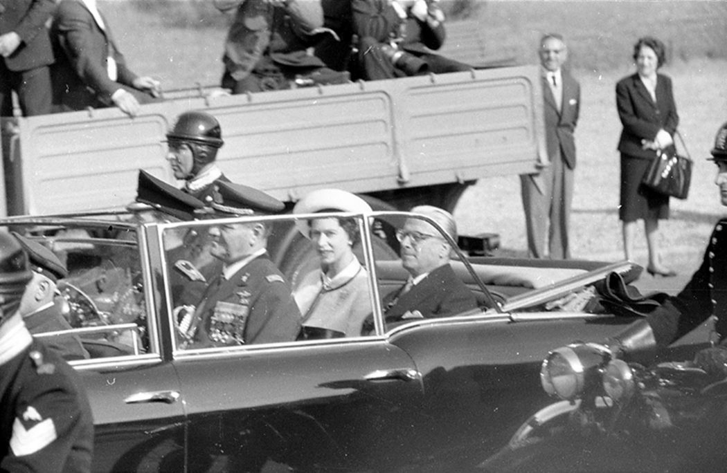 La regina Elisabetta II e il presidente della Repubblica Giovanni Gronchi durante la visita della sovrana britannica a Roma, il 2 maggio1961. ANSA