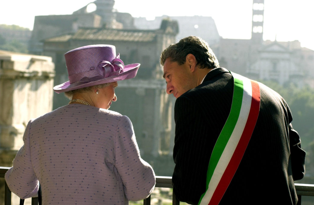 La regina britannica Elisabetta II e il sindaco di Roma Francesco Rutelli ripresi in Campidoglio, 18 ottobre 2000.   AGF-POOL-ANSA-TO