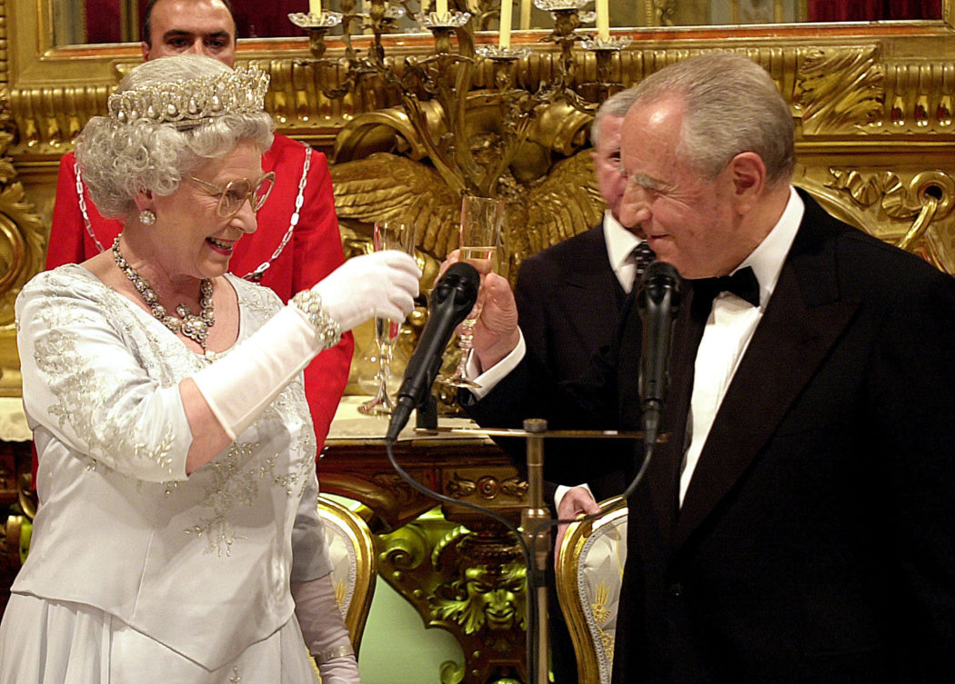 Il presidente della Repubblica Carlo Azeglio Ciampi e la regina Elisabetta in una foto d’archivio del 16 ottobre 2000. ENRICO OLIVERIO – PRESIDENZA DELLA REPUBBLICA – POOL / ANSA / PAL