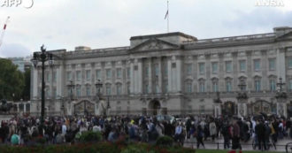 Copertina di Regina Elisabetta, folla a Buckingham Palace e bandiera a mezz’asta – Video