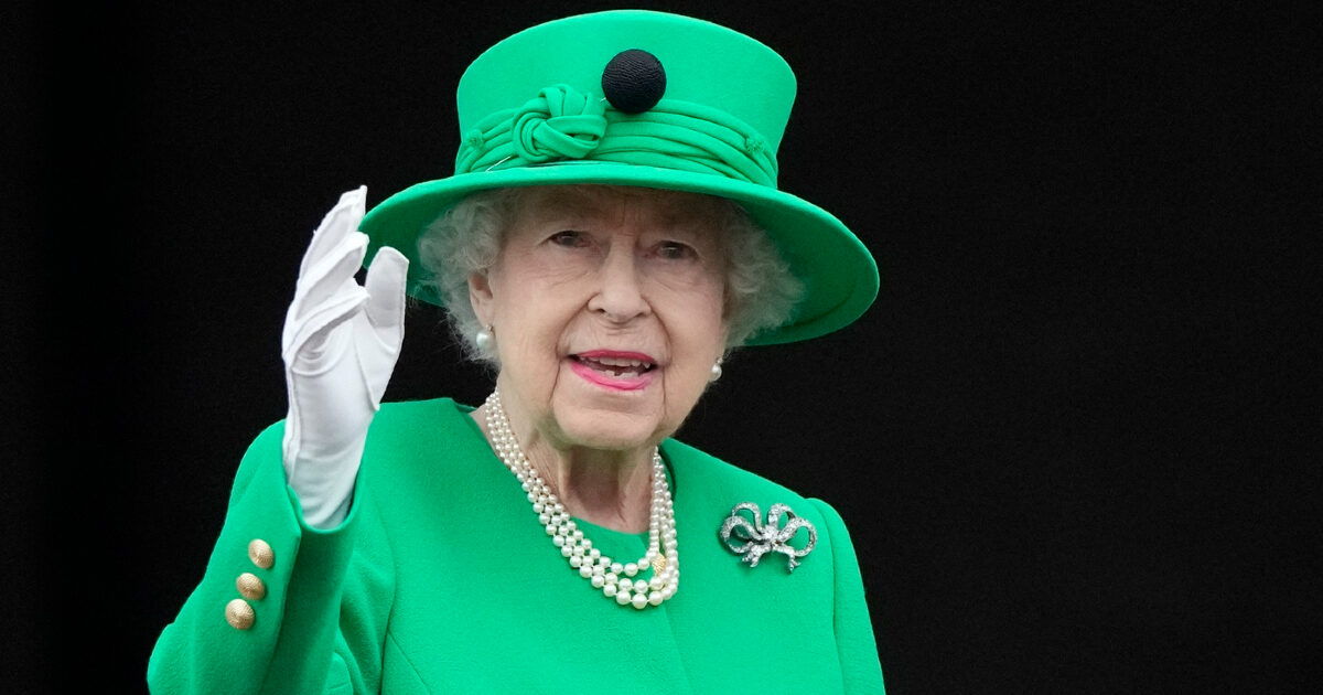 La regina Elisabetta avrebbe votato contro la Brexit perché “è meglio rimanere attaccati al diavolo che si conosce”: i dettagli nel libro Power and the Palace