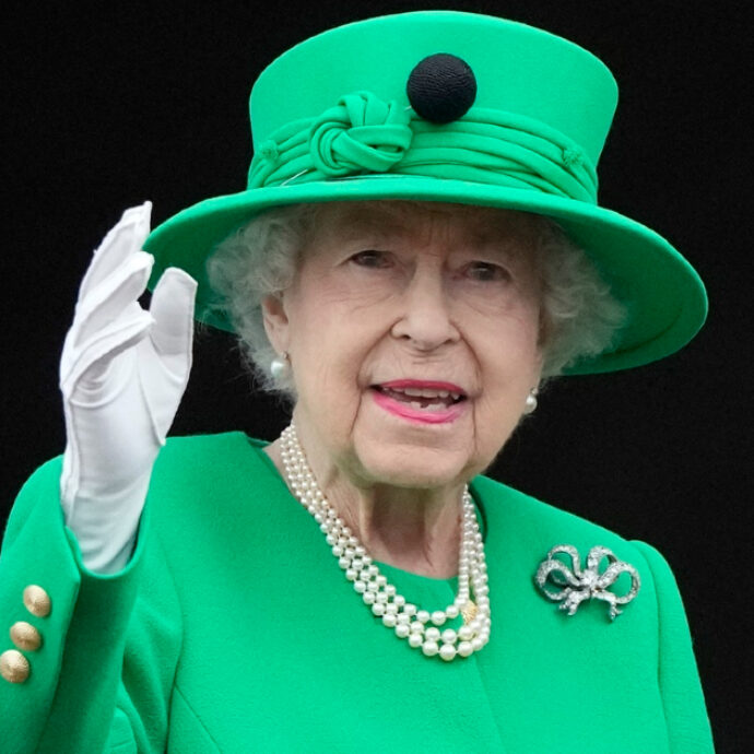 La regina Elisabetta avrebbe votato contro la Brexit perché “è meglio rimanere attaccati al diavolo che si conosce”: i dettagli nel libro Power and the Palace