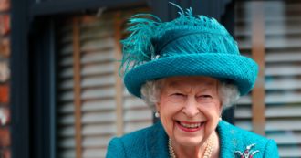 Copertina di La regina Elisabetta è morta “pacificamente”: 10 giorni di lutto nel Regno Unito. Le prime parole di Re Carlo III: “Un momento di enorme tristezza”