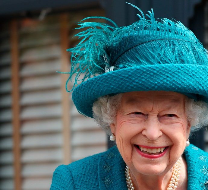 La regina Elisabetta è morta “pacificamente”: 10 giorni di lutto nel Regno Unito. Le prime parole di Re Carlo III: “Un momento di enorme tristezza”