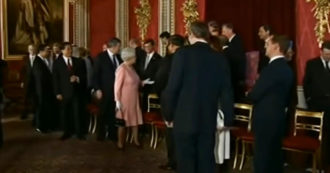 Copertina di “Mister Obama”, quando la regina Elisabetta rimproverò Silvio Berlusconi al G20: “Perché deve urlare così?” – Video