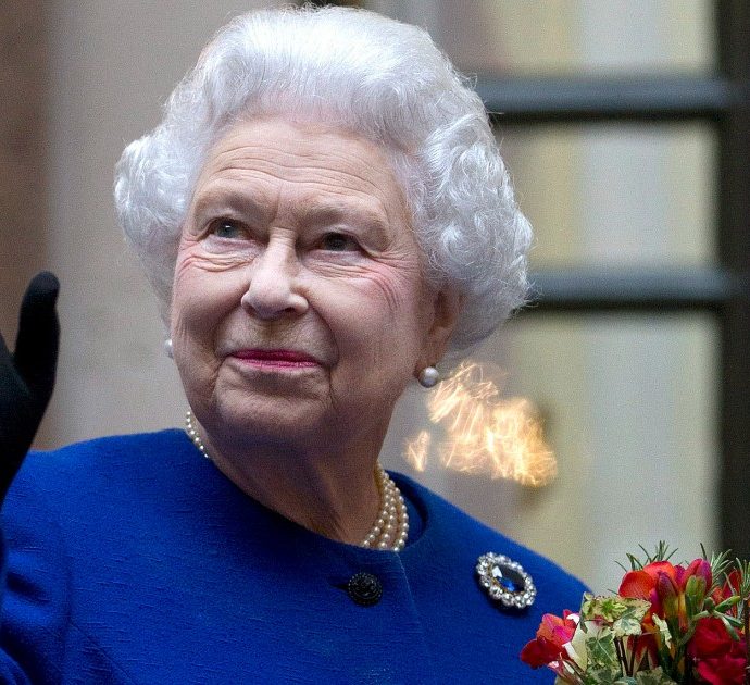 Morta la Regina Elisabetta II, da Biden a Mattarella il mondo politico le rende omaggio. Truss: “La roccia su cui la Gran Bretagna è costruita”