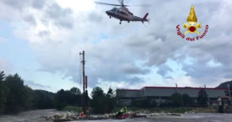 Copertina di Bergamo, operai sorpresi dalla piena del fiume: il salvataggio con l’elicottero dei vigili del fuoco – Video