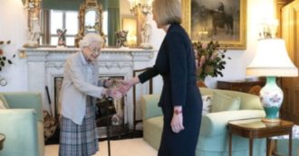 Copertina di Regina Elisabetta, le mani livide durante il suo ultimo incontro pubblico. Il corrispondente Bbc: “Voci mai confermate di un cancro”