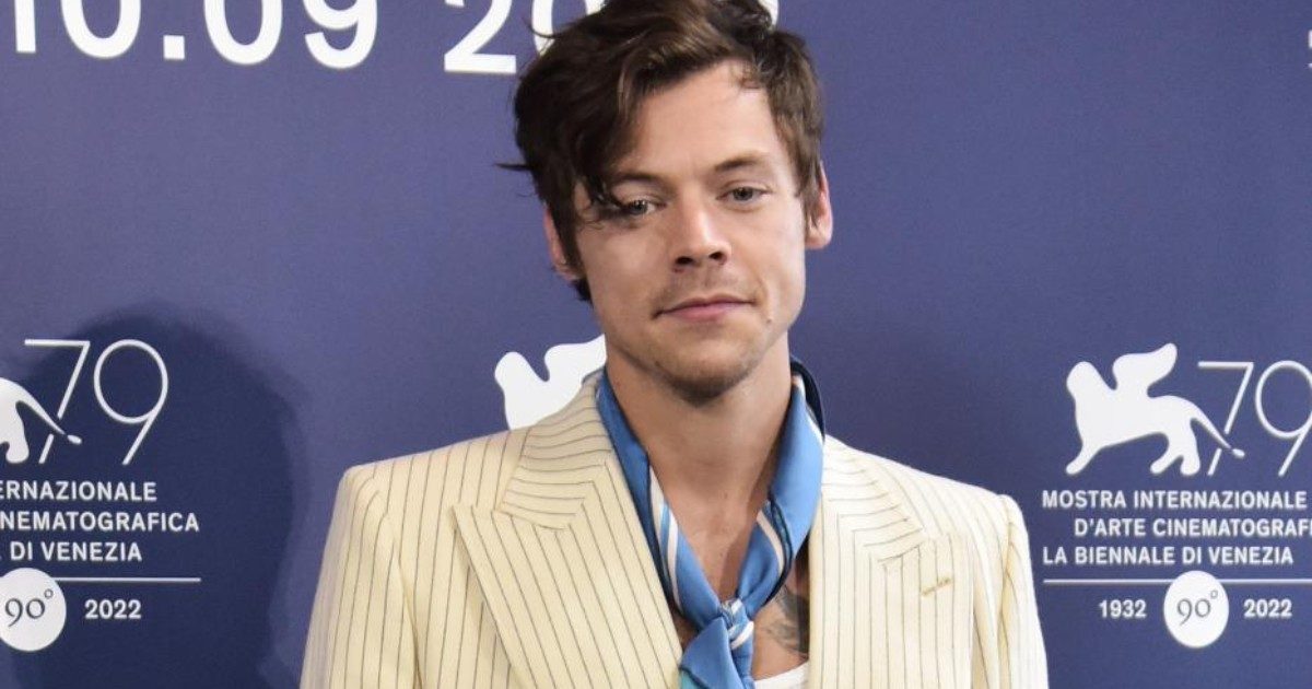 Harry Styles rompe il silenzio sullo “sputo-gate”: “Ho fatto un salto veloce a Venezia per sputare su Chris Pine e sono tornato”