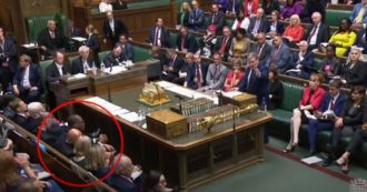 Copertina di La Regina Elisabetta sta male, Liz Truss avvisata con una nota in Parlamento – Video