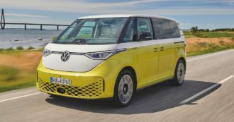 Copertina di ID. Buzz, Volkswagen ritrova il furgoncino che ha fatto la storia