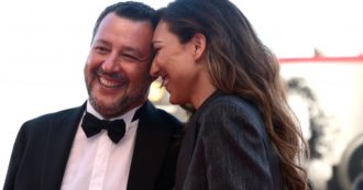 Copertina di Salvini e Francesca Verdini mano nella mano sul red carpet di Venezia: la giacca super scollata di lei si apre a tradimento – FOTO