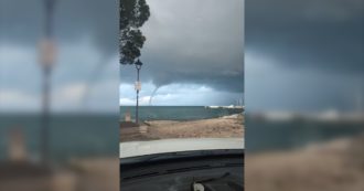 Copertina di Cambiamenti climatici, tromba d’aria sul Lago di Garda: le immagini riprese dalla sponda – Video