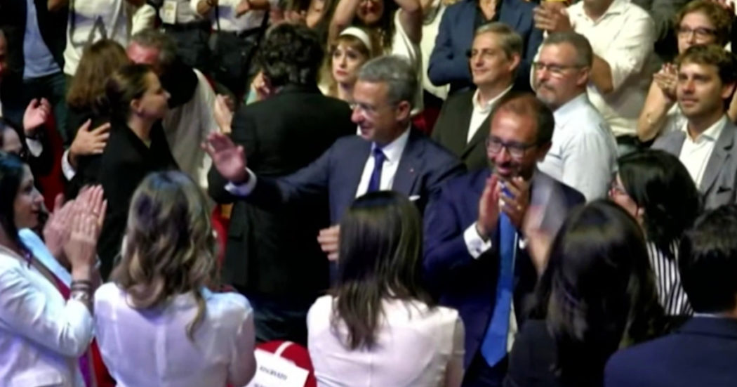 M5s, Conte dal palco ringrazia i parlamentari al secondo mandato: “Abbiamo ancora bisogno di voi”. Standing ovation per i big in platea – Video