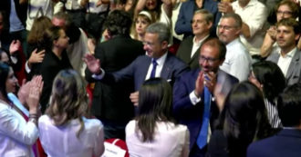 Copertina di M5s, Conte dal palco ringrazia i parlamentari al secondo mandato: “Abbiamo ancora bisogno di voi”. Standing ovation per i big in platea – Video