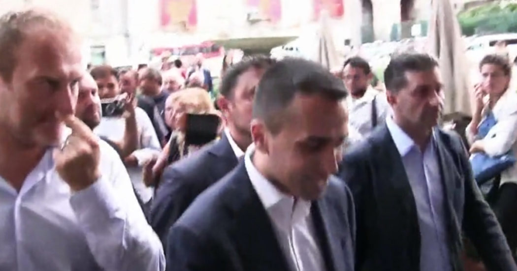 Di Maio contestato a Napoli: “Vattene a casa, non ti vogliamo”. Lui replica: “Non so chi siano”