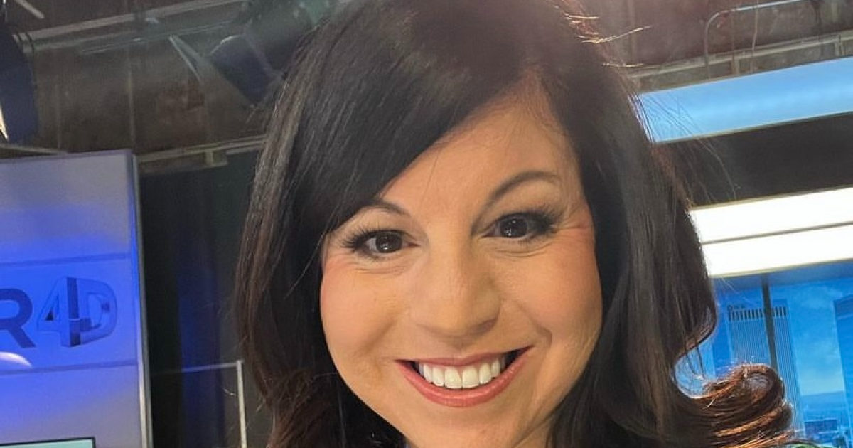 Ha un ictus in diretta mentre conduce il telegiornale, Julie Chin salva grazie alla prontezza dei colleghi: “Ho perso la vista e non riuscivo a parlare”