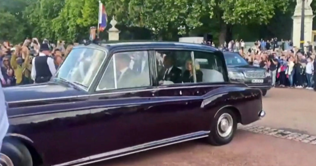 Re Carlo arriva a Buckingham Palace: la folla lo acclama – Video