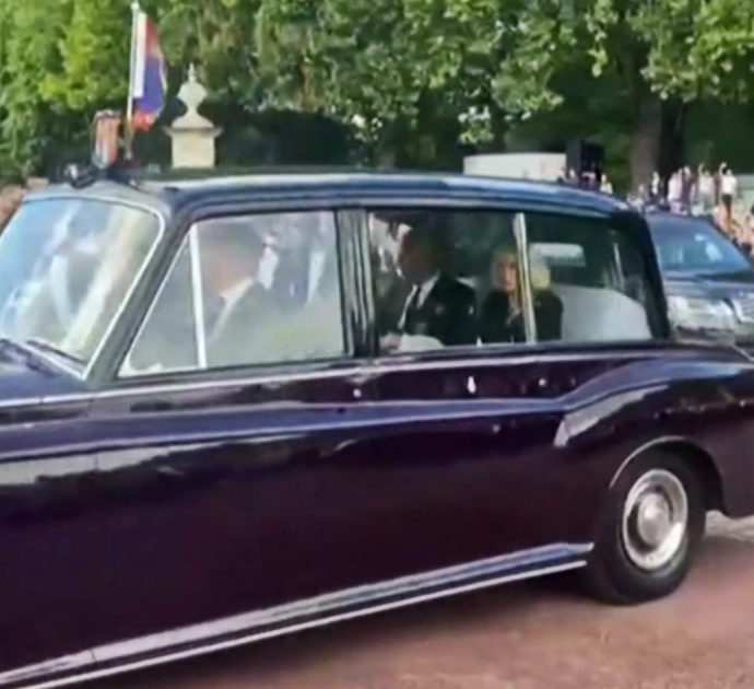 Re Carlo arriva a Buckingham Palace: la folla lo acclama – Video