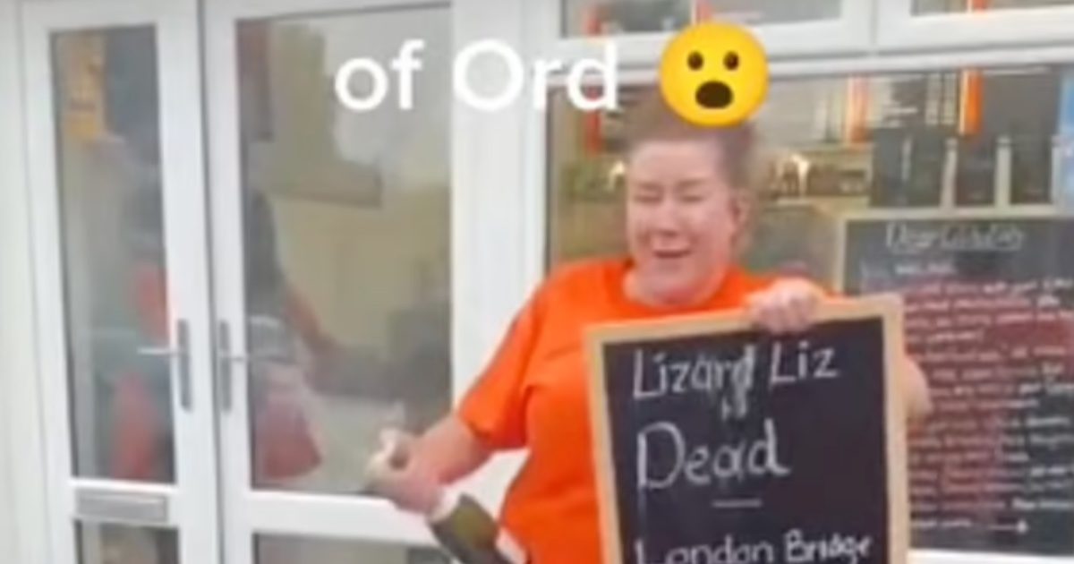 Regina Elisabetta, un’anti monarchica brinda ‘la lucertola liz è morta’: la folla inferocita, interviene la polizia