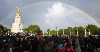 Copertina di Regina Elisabetta morta, arcobaleno spettacolare sopra Buckingham Palace poco prima dell’annuncio (VIDEO)